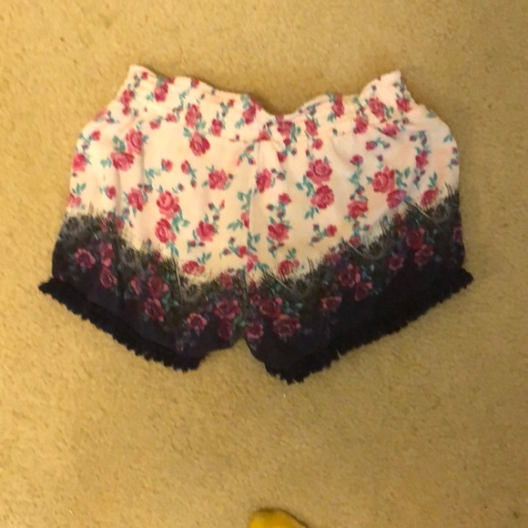 Fun patterned shorts - Picture 2 of 4